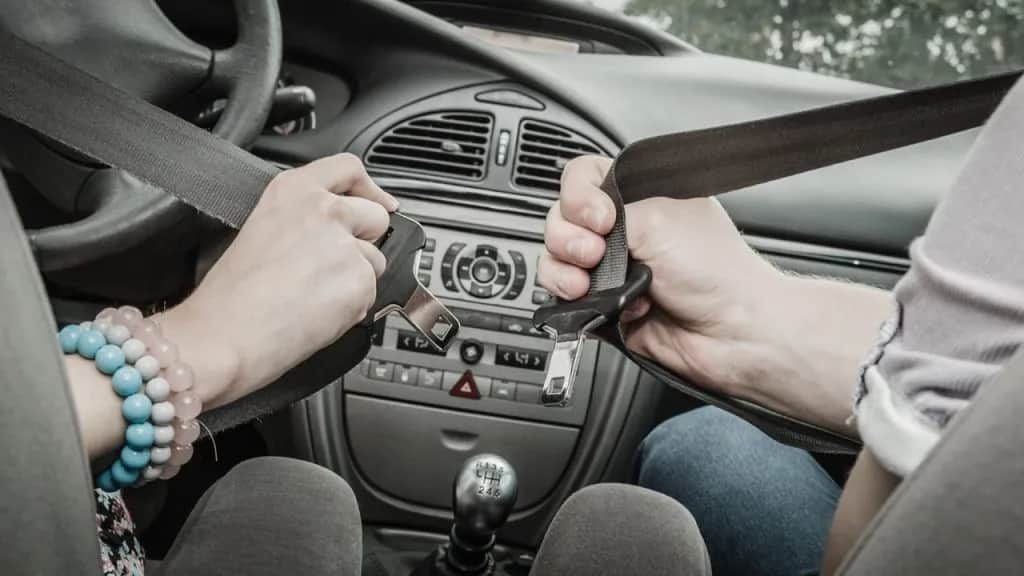 Pasy bezpieczeństwa: Kiedy obowiązkowe w Polsce? Historia i kary