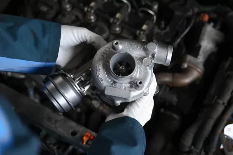 Wymiana oleju przy turbinie: Klucz do długiej żywotności. Uniknij błędów!