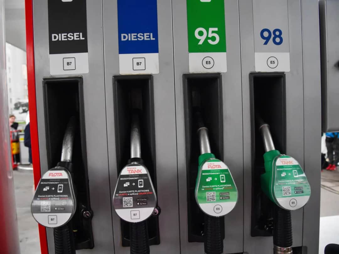 Ile kosztuje alkomat na stacji? Porównanie cen Orlen, BP, Circle K