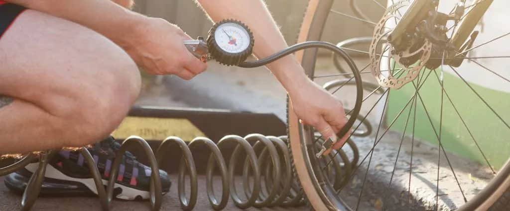 Jak pompować opony w rowerze? Poradnik krok po kroku dla każdego.