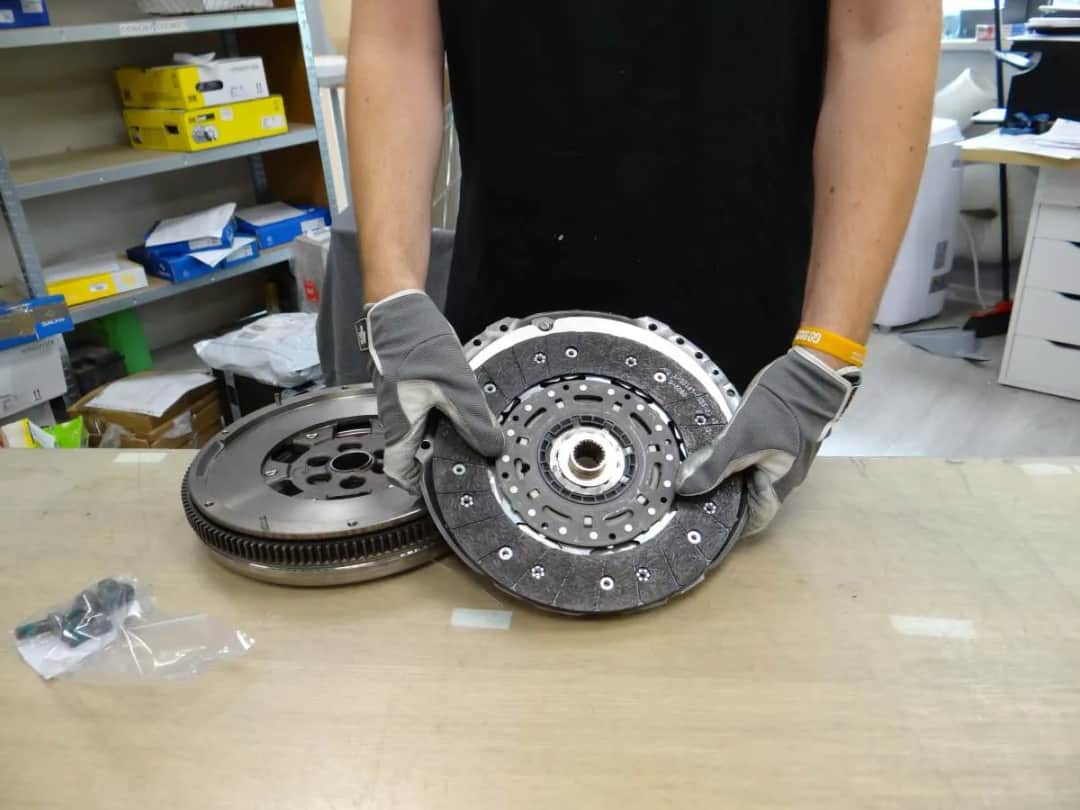 Ile wytrzymuje sprzęgło? Ekspert radzi: objawy, koszty, jak dbać