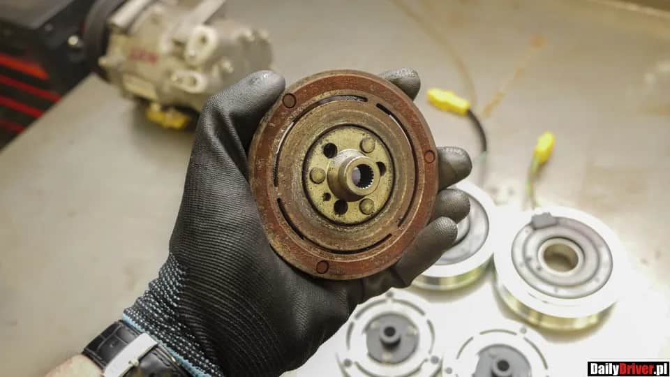 Uszkodzone sprzęgło klimatyzacji: Objawy i co naprawdę oznaczają?