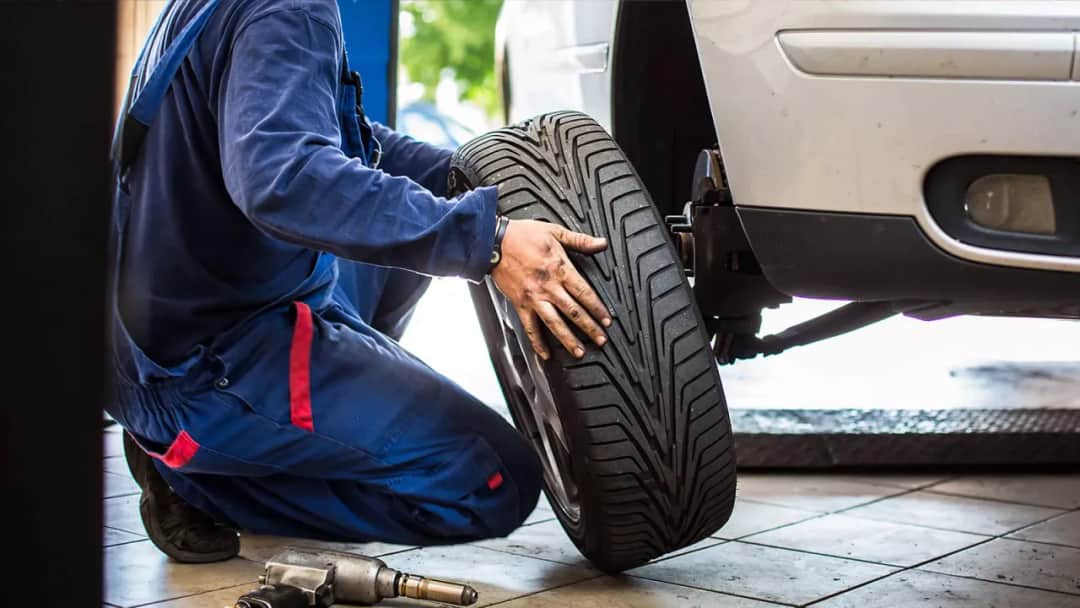 Opony fabryczne Toyota: Wybierz mądrze! OE czy zamiennik?